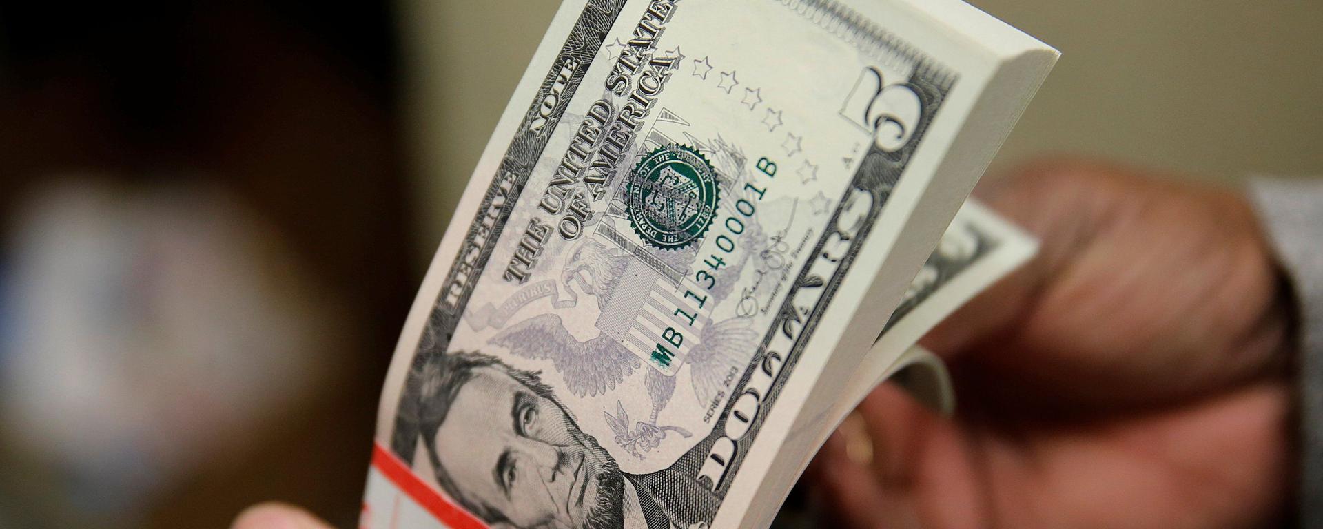 ¿Por qué la situación en EE.UU. hace que el dólar siga subiendo?