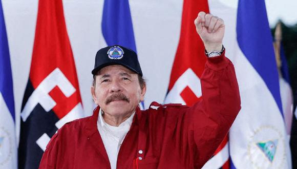 El presidente de Nicaragua, Daniel Ortega, saluda a sus simpatizantes durante un acto para conmemorar el 44 aniversario de la Revolución Nicaragüense en Managua, el 19 de julio de 2023. (Foto de Cesar PEREZ / Presidencia de Nicaragua / AFP)