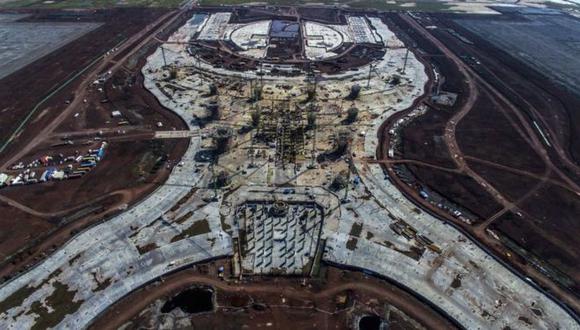 Muchos se preguntan por qué sigue la construcción de la terminal aérea si el proyecto ya está cancelado. (Getty Images vía BBC)
