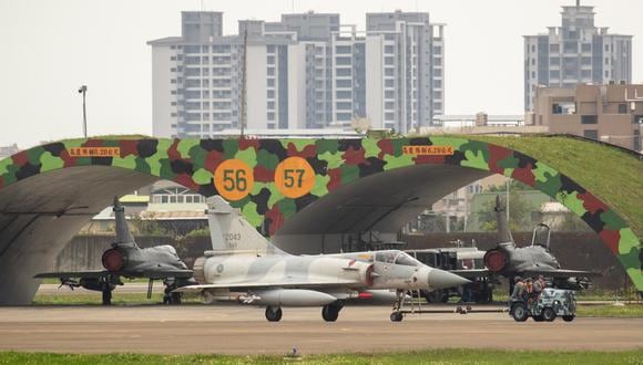 Personal de la Fuerza Aérea traslada un avión de combate Mirage 2000 dentro de la base aérea de Hsinchu, Taiwán, el 08 de abril de 2023. China anunció tres días de ejercicios militares alrededor de Taiwán y voló decenas de aviones a través de Taiwán. Línea mediana del Estrecho el 08 de abril, tras la visita del presidente de Taiwán a los Estados Unidos. (Estados Unidos) EFE/EPA/RITCHIE B. TONGO