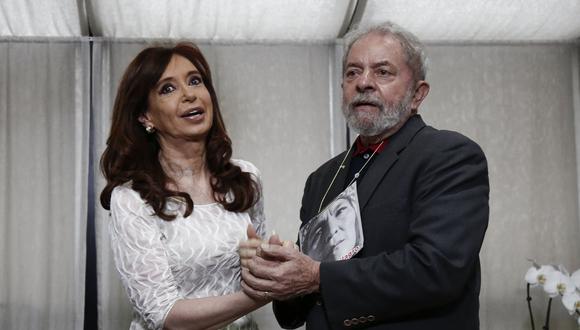 El presidente electro de Brasil Luiz Inacio Lula da Silva (D) y la vicepresidenta de Argentina Cristina Kirchner durante una reunión en Sao Paulo, el 9 de diciembre de 2016. (Foto de Miguel SCHINCARIOL / AFP)