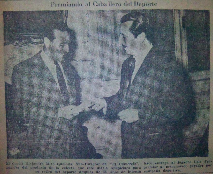 Lolo Fernández recibe del doctor Alejandro Miró Quesada el producto de la colecta nacional organizada por este diario a propósito de sus 24 años de carrera. FOTO: Archivo Histórico El Comercio.