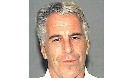 El deceso de Epstein llevó al Departamento de Justicia a apartar de su puesto al director del penal federal y a suspender a dos agentes que debían vigilar al financista. (Foto: AP)