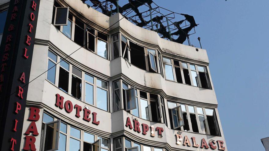 Nueva Delhi: Incendio del Hotel Arpit Palace en Karol Bagh deja al menos 17 muertos en la India. (AFP)