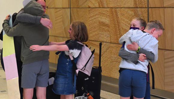 Una familia de Nueva Zelanda se abraza al reencontrarse en el aeropuerto de Sídney, Australia. Imagen del 19 de abril del 2021. EFE