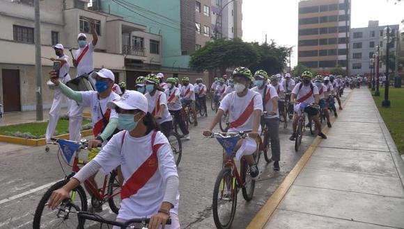 Ciclistas de distintas edades recorrieron diversas calles de Pueblo Libre hasta llegar al parque San Martín, donde se efectuó el banderazo. (Foto: Municipalidad de Pueblo Libre)