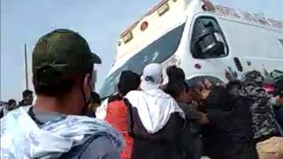Ica: un grupo de manifestantes atacan y queman una ambulancia en la Panamericana Sur | VIDEO
