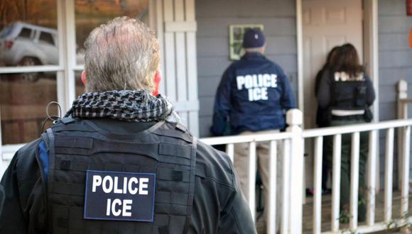 Efectivos del Servicio de Inmigración y Aduanas de Estados Unidos (ICE, en inglés) realizan un operativo en Atlanta, Georgia. (Foto: Reuters)