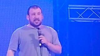 Viral: el gracioso momento que protagonizó un comediante en su show por la curiosa sombra de su polo 