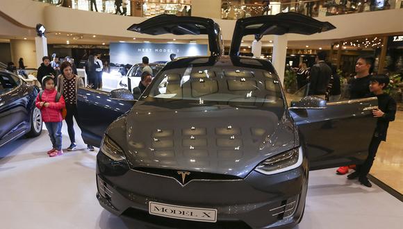 Tesla Modelo X es un vehículo todoterreno del fabricante Tesla. Salió a la luz en el 2015 y también llamó la atención por sus puertas de apertura en forma de gaviota, pero solo en las puertas posteriores. (Foto: AFP)