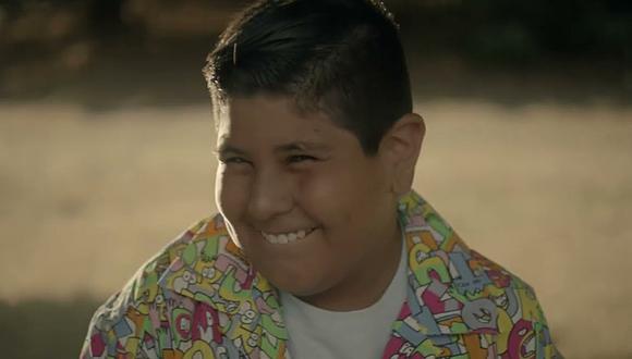 Niño del Oxxo protagonizó videoclip de cantante de reguetón. (Foto: NIBAL / YouTube)
