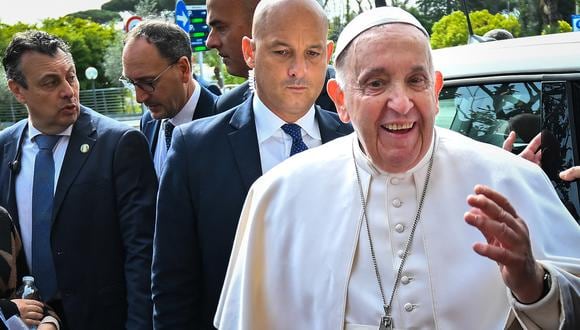 El Papa Francisco se dirige a los medios de comunicación al salir del hospital Gemelli el 1 de abril de 2023 en Roma, luego de ser dado de alta luego de un tratamiento por bronquitis. - El pontífice, de 86 años, ingresó en el hospital Gemelli el 29 de marzo tras sufrir dificultades respiratorias. (Foto de Filippo MONTEFORTE / AFP)