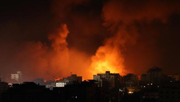 El humo sale de un incendio tras los ataques aéreos israelíes contra múltiples objetivos en la ciudad de Gaza, controlada por el movimiento palestino Hamas. (Foto: AFP / MOHAMMED ABED).