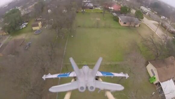 Vuelo de avión de juguete adherido a dron con canción de 'Top Gun' desató el delirio de los fanáticos de la clásica cinta. (Foto: Grackle FPV en YouTube)
