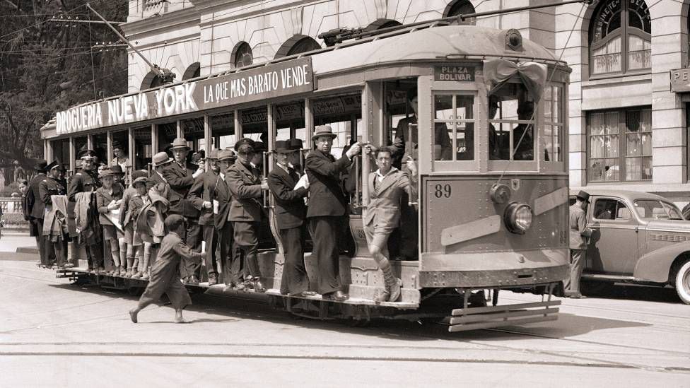 The emblematic and now longed for trams of Bogotá in the 40s. (GETTY IMAGES).