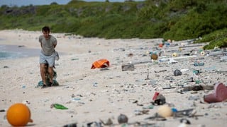 Isla Henderson en el Pacífico, el paraíso donde hay más plástico y basura que arena limpia