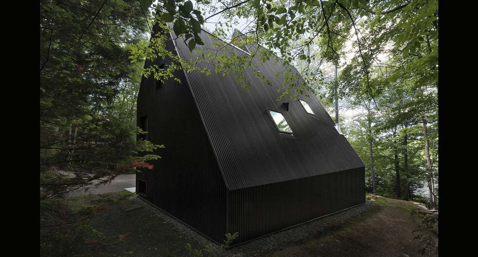 Ideas Y Diseño: Esta Casa Negra Sorprende En Medio De La Naturaleza ...