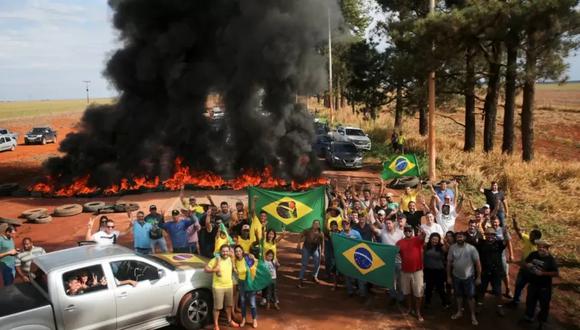 Protesta de seguidores de Jair Bolsonaro en varias carreteras de Brasil. (DIEGO VARA/REUTERS).