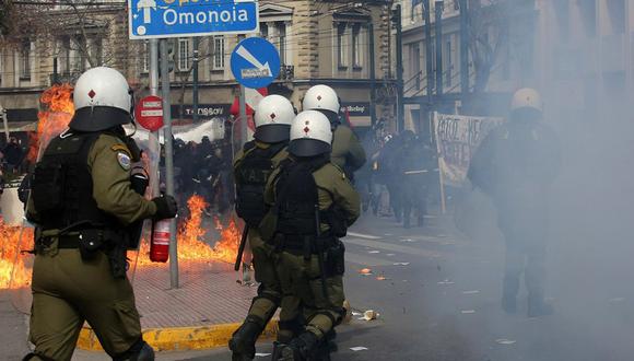 Los manifestantes chocan con la policía antidisturbios al final de una manifestación tras un accidente de tren mortal, en el centro de Atenas, Grecia, el 16 de marzo de 2023. (Foto: EFE/EPA/ORESTIS PANAGIOTOU)