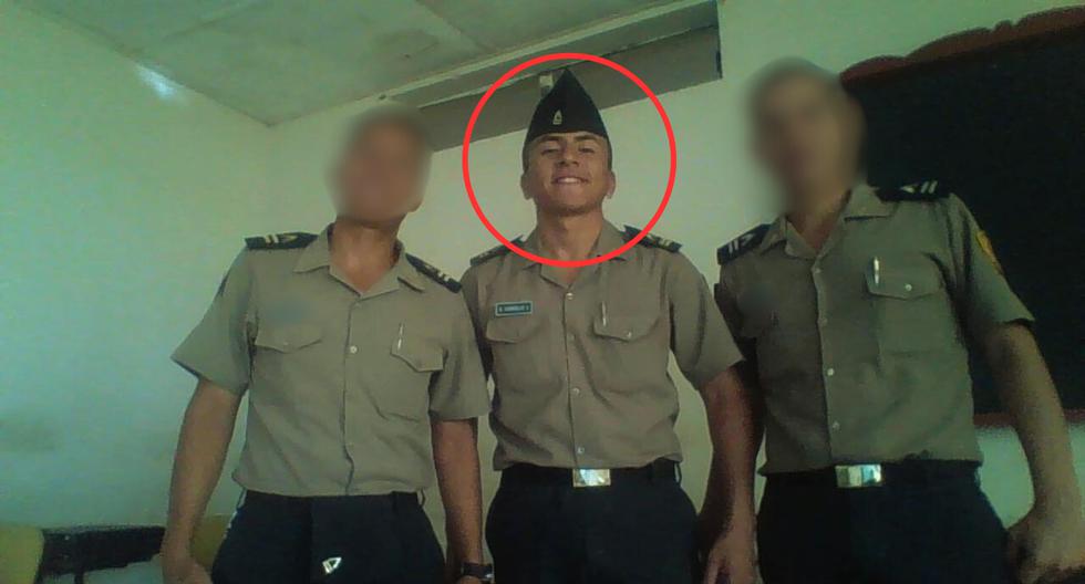'Saico' posando sonriente en una foto donde luce uniforme policial. 
Foto: redes sociales