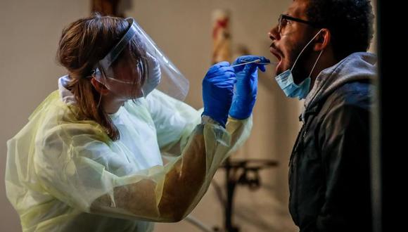 Una enfermera realiza una prueba de detección de coronavirus Covid-19 en una iglesia en Amberes, Bélgica. (EFE / EPA / STEPHANIE LECOCQ).