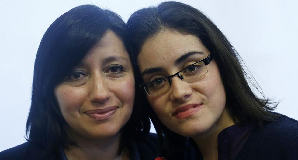 Lesbianas chilenas Claudia Amigo y Claudia Calderón esperan se reconozca a las dos como madre de la niña Gabriela Amigo. (Foto: EFE)