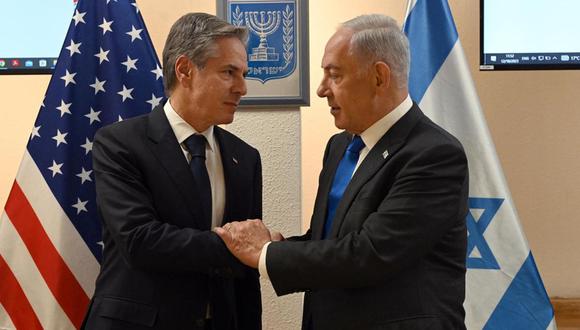 El secretario de Estado de EE.UU., Antony Blinken, y el primer ministro israelí, Benjamín Netanyahu (d), durante la reunión privada que celebraron este jueves en Tel Aviv. Blinken ha insistido en que mientras su país exista, Israel no tendrá que defenderse por su cuenta | Foto: EFE/ Haim Zach