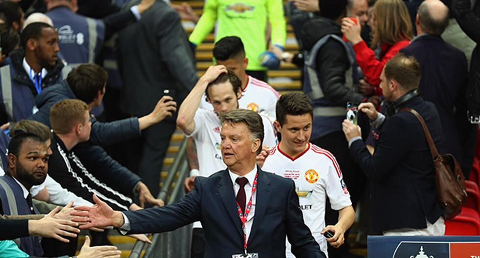 Louis van Gaal no se fue con las manos vacías del Manchester United. (Foto: Getty Images)