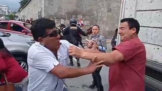 Congresista Edwin Martínez fue agredido por manifestante y responde a golpes en Arequipa | VIDEO