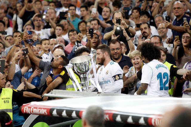 Sergio Ramos y Marcelo llevando el trofeo de campeón de la Liga española 2016-17. (Foto: Agencias)