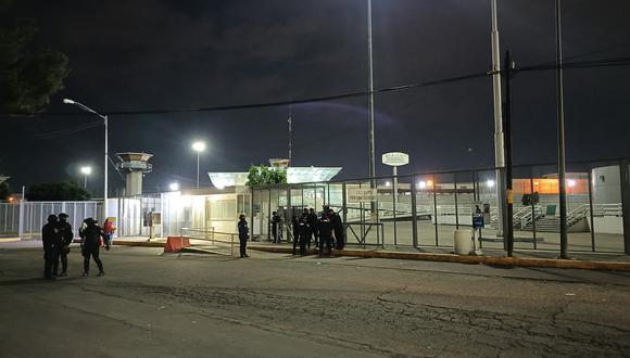 Policías de la Secretaria de Seguridad Ciudadana (SSC) vigilan en las afueras del Centro Varonil de Reinserción Social (Cevareso) de Santa Martha Acatitla, en Ciudad de México, el 15 de mayo de 2023. (Foto de Madla Hartz / EFE)