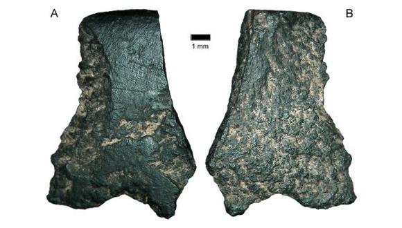Descubren fragmento del hacha más antigua del mundo