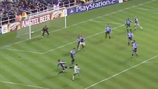 UEFA recordó gran atajada de Gianluigi Buffon a Nolberto Solano en la Champions League | VIDEO