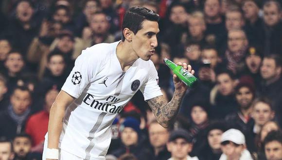 Unos desadaptados seguidores del Manchester United le arrojaron una botella Heineken a Ángel di María. El futbolista del PSG, a modo de broma, levantó el envase y fingió darle un sorbo. (Foto: AFP)