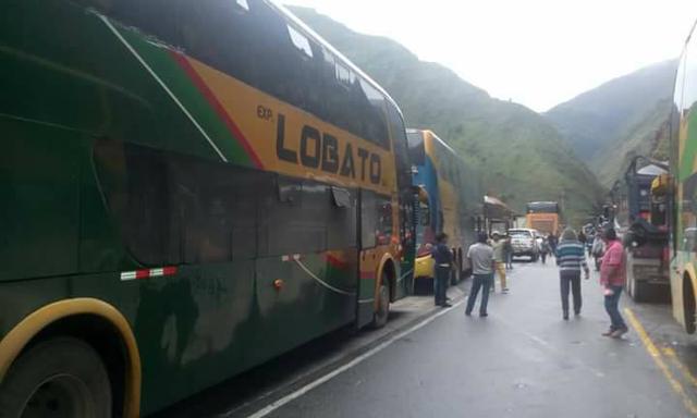 Junín: cientos de vehículos quedan varados por caída de tres huaicos