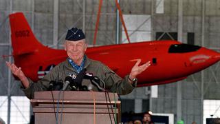 Leyenda de la aviación: muere a los 97 años Chuck Yeager, el primer piloto que rompió la barrera del sonido