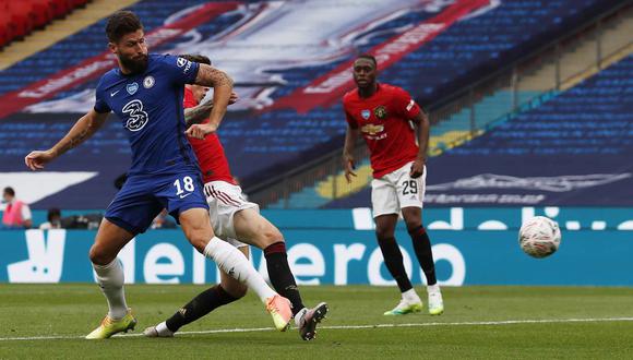 El francés aprovechó el desorden de la defensa de Manchester United y le dio la ventaja a Chelsea en el cierre del primer tiempo. (AFP)