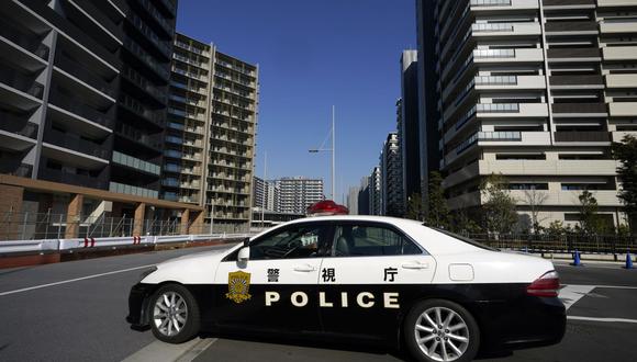 Imagen referencial. Un vehículo de policía patrulla en el distrito costero de Harumi en Tokio, Japón, el 21 de enero de 2021. (EFE/EPA/FRANCK ROBICHON).