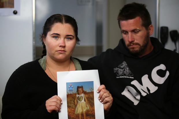 Cleo Smith's mother, Ellie Smith, and her partner Jake Gliddon, talk about their daughter's disappearance, before she was found.  (EFE / EPA / JAMES CARMODY / ABC).