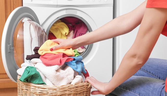 Llenar la lavadora en el orden equivocado. Para que se lave mejor, lo más indicado es ubicar la ropa más sucia al fondo. (Foto: Shutterstock)
