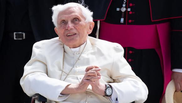 El ex papa Benedicto XVI posa para una fotografía en el aeropuerto de Munich, en el sur de Alemania, antes de partir el 22 de junio de 2020. (Foto de Sven Hoppe / PISCINA / AFP)