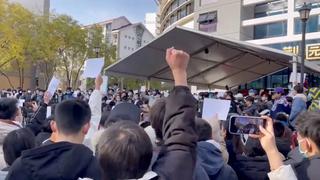 Tensión en China: centenares protestan en la Universidad Tsinghua de Beijing por las restricciones del COVID