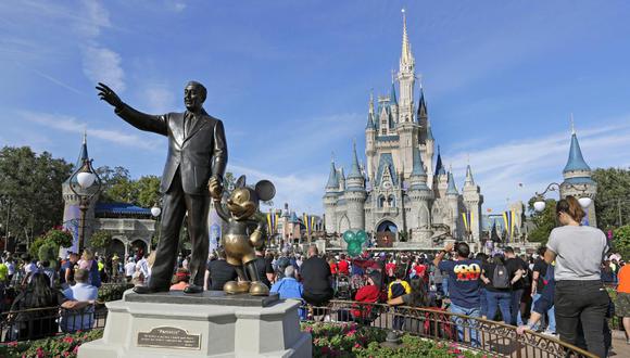 Los invitados miran un espectáculo frente al Castillo de Cenicienta en el Magic Kingdom en Walt Disney World en Florida. (AP Photo/John Raoux, File)