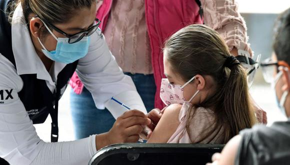 Un menor es inoculado con la primera dosis de la vacuna Pfizer-BioNtech contra la enfermedad del nuevo coronavirus COVID-19 en la Biblioteca Vasconcelos de la Ciudad de México. (Foto:  Alfredo ESTRELLA / AFP)
