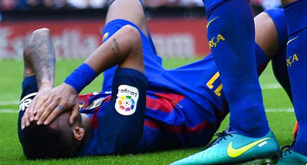Neymar recibió un botellazo de los hinchas del Valencia. (Foto: Getty Images)
