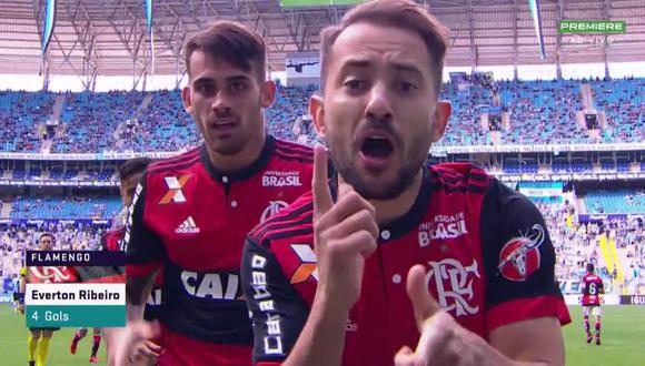 Everton Ribeiro realizó el gesto de celebración de Paolo Guerrero frente a las cámaras. "Estamos contigo", dijo el atacante de Flamengo. (Foto: captura de video)