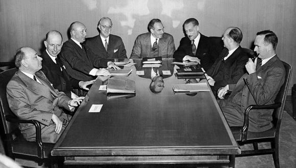 Los negociadores de los países miembros del tratado del Atlántico Norte hablan juntos después de terminar el borrador del tratado el 18 de marzo de 1949 en Washington. (Foto de AFP)