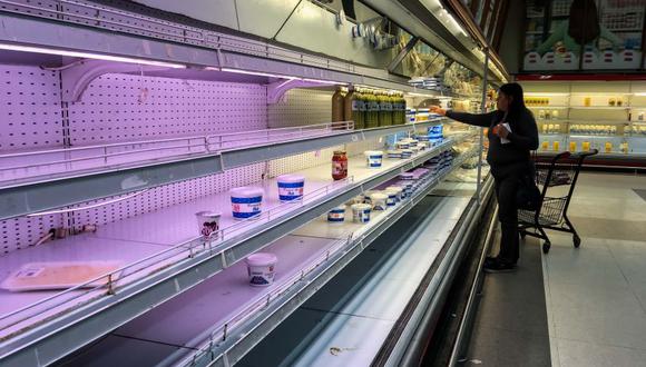 Los estantes de supermercados y farmacias en Venezuela amanecieron vacíos, al cumplirse siete días de las medidas económicas de Nicolás Maduro. | Foto: EFE