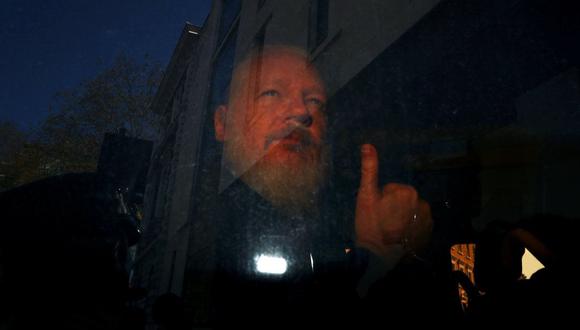 Julian Assange, el fundador de WikiLeaks, en una camioneta de la policía frente a la Embajada de Ecuador después de su arresto en Londres, el jueves. (Hannah Mckay/Reuters).