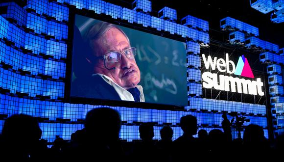 Stephen Hawking partición del evento tecnológico Web Summit en, celebrado en Lisboa. (Foto: AP)